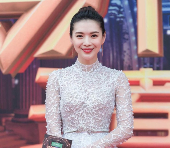 同年搭档季天赋,王楠等人领衔主演了家庭喜剧《长大成人》.