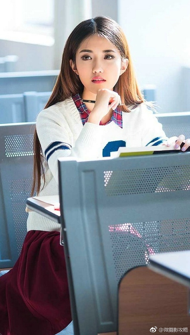 清纯娇嫩阳光学霸女生清新俏皮教室靓丽唯美写真