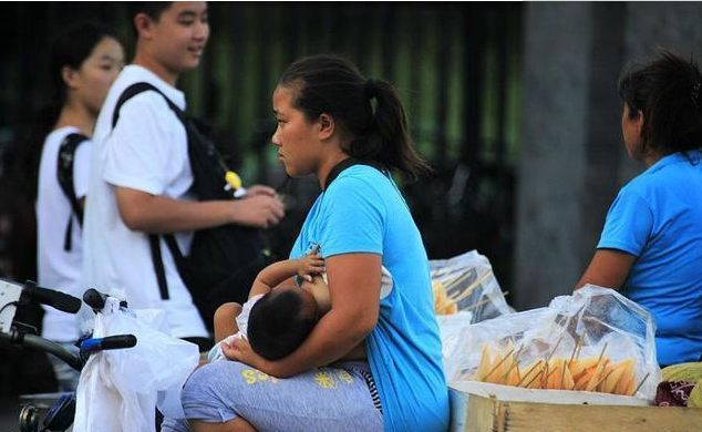 女子地铁上喂奶遭男士盯着网友低俗的人在哪都一样低俗