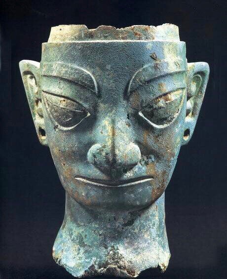三星堆出土青铜人像双眼皮大眼睛高鼻梁是个美人