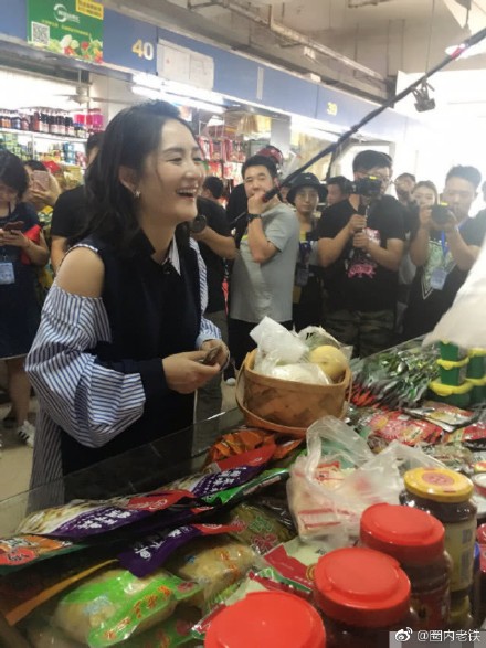 网友偶遇谢娜买菜,原来是在录制综艺节目,娜姐