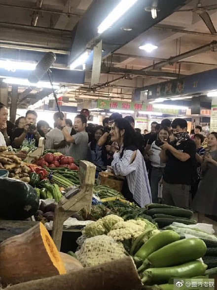 网友偶遇谢娜买菜,原来是在录制综艺节目,娜姐
