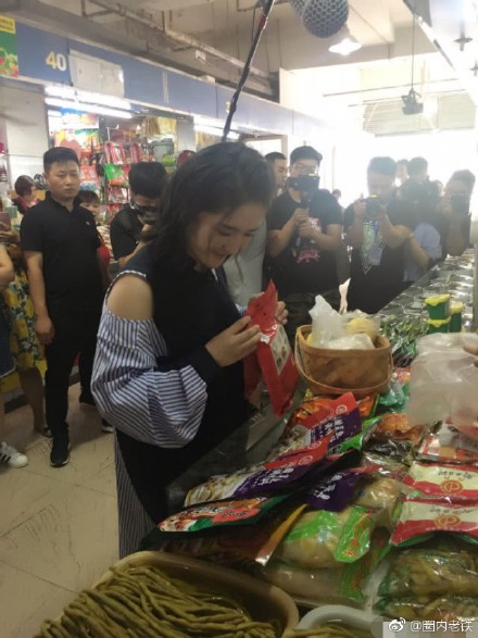网友偶遇谢娜买菜,原来是在录制综艺节目,娜姐