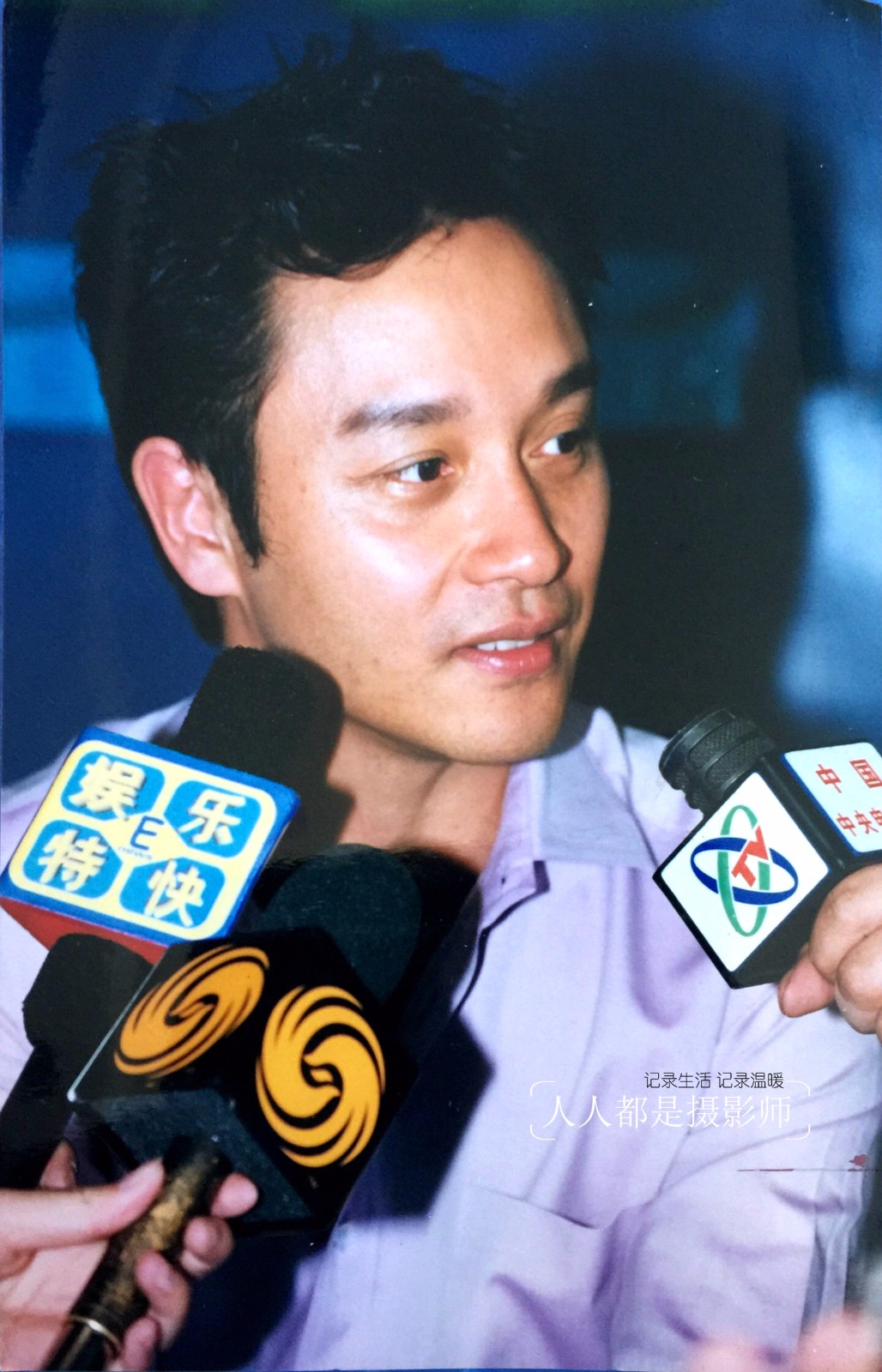 这是张国荣2001年在北京海洋馆拍摄的照片,两年后,哥哥走了