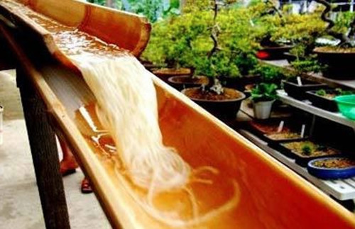 日本的竹子流水素面,一坨面流一公里,网友:手慢吃口水