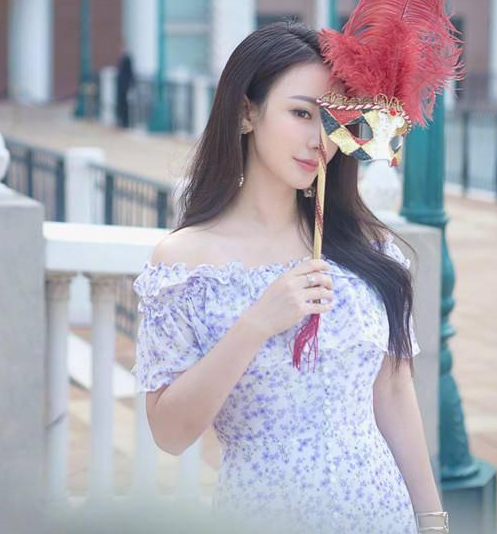 柳岩一身西服录制综艺依然遮不住凹凸有致的身材网友真女神