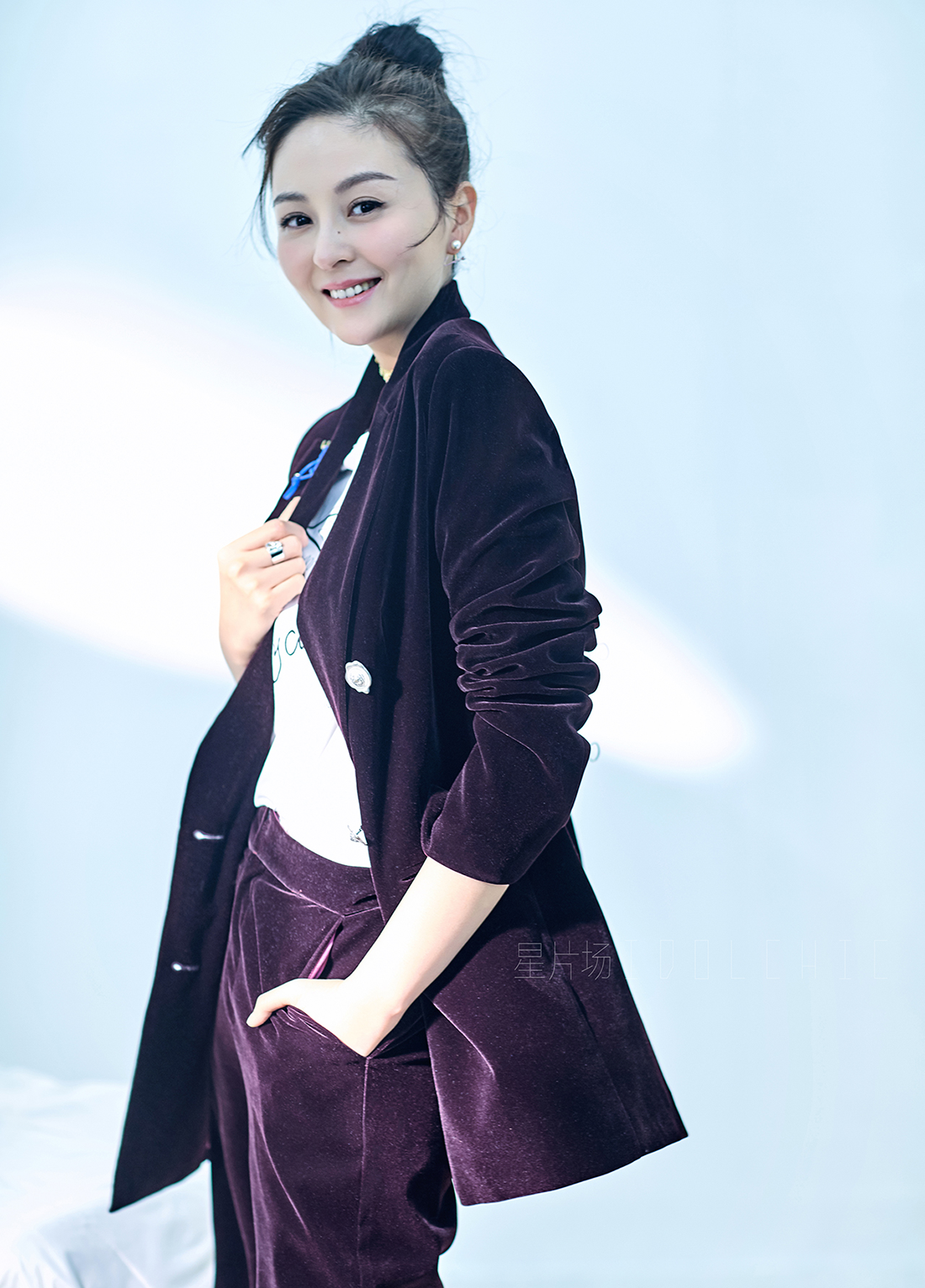 戴娇倩曝质感西服写真 甜美丸子头靓出新高度