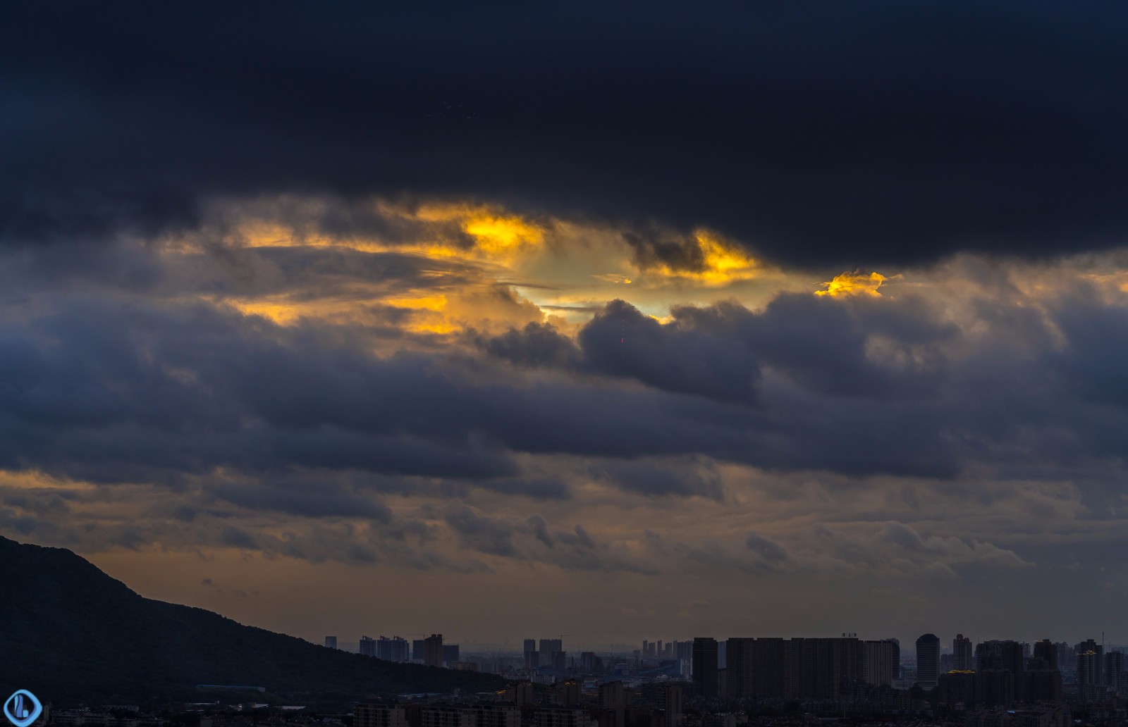 台风"温比亚"又来捣蛋了,昨日城市上空乌云密布