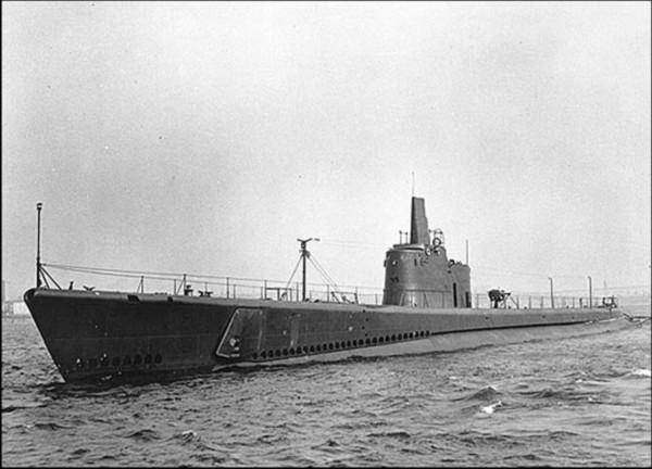 其发射的一枚鱼雷直接命中了大鹰号航母的侧舷——位置正好是航母的