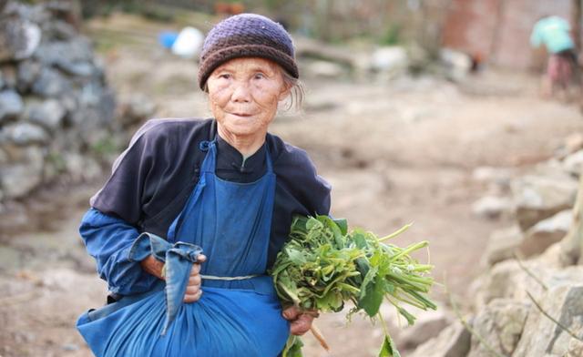 婆婆临终抱着公公遗像不撒手,感觉不对劲,整理遗像时傻眼了