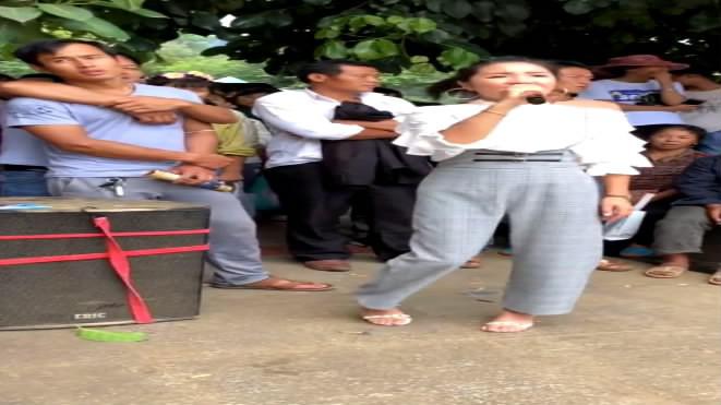 姐的青春怎能让你折磨!网红美女歌手张娜户外