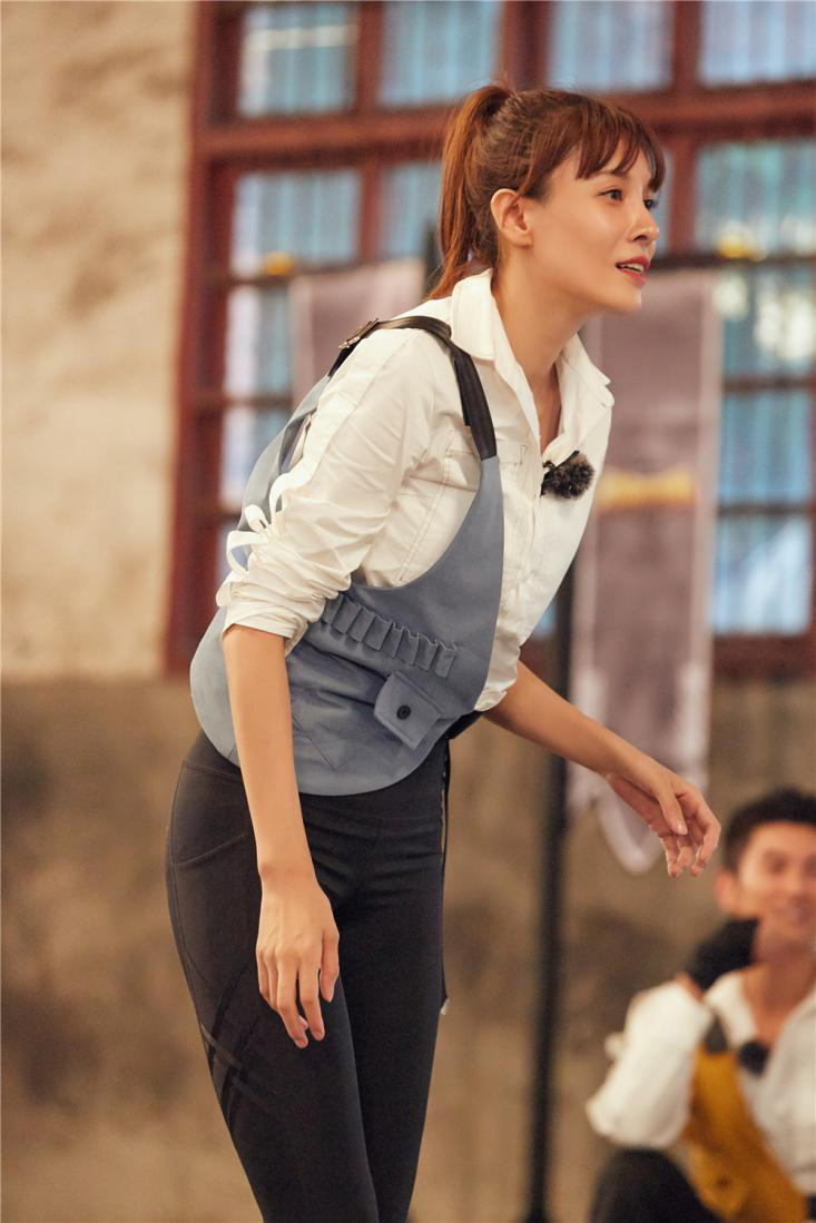 张蓝心手持道具表情冷酷丁泽仁竖拇指比赞暖心鼓励