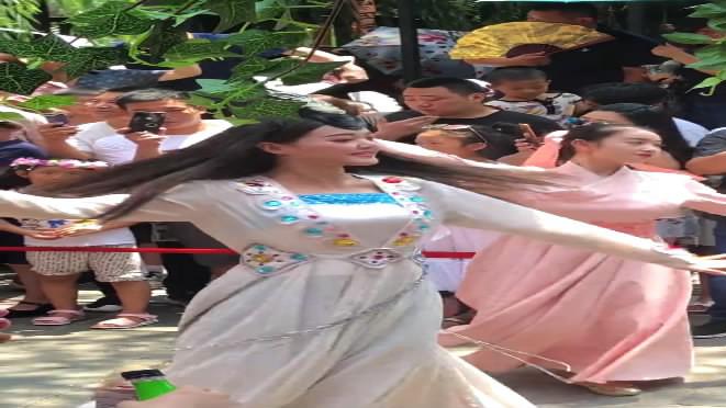 网红美女小白热舞!杭州宋城街拍!