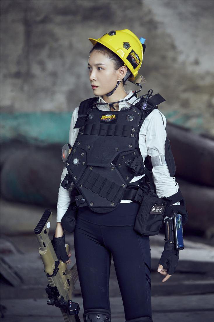 张蓝心手持道具表情冷酷丁泽仁竖拇指比赞暖心鼓励