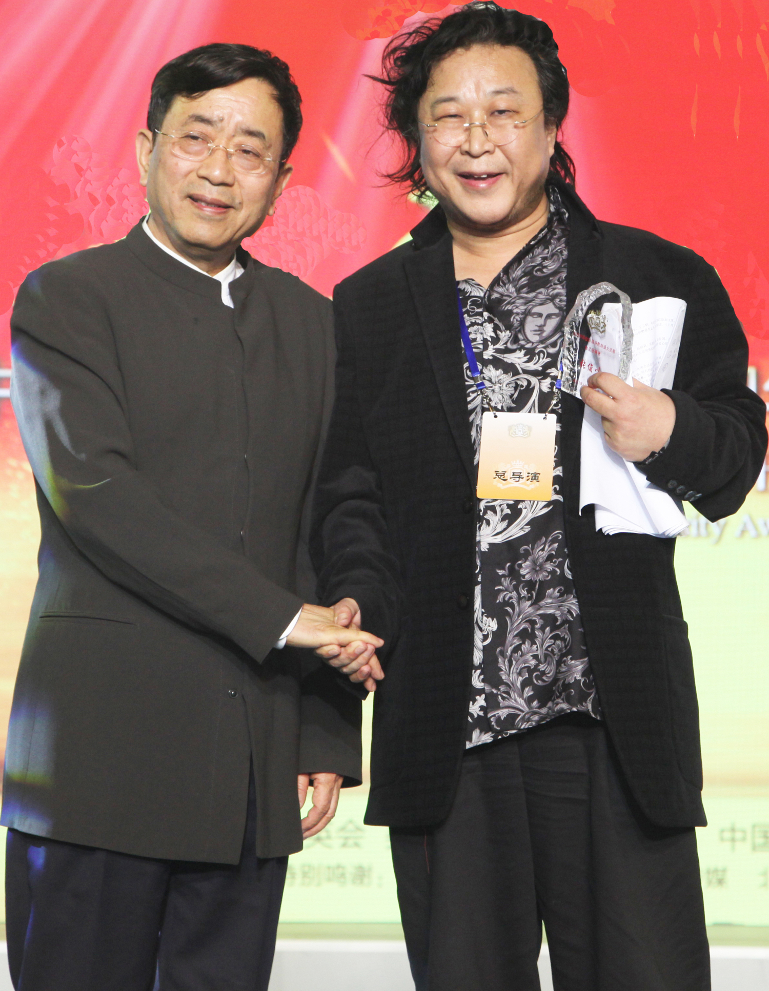 张俊以盛赞民生银行董事长洪崎荣获特别贡献奖