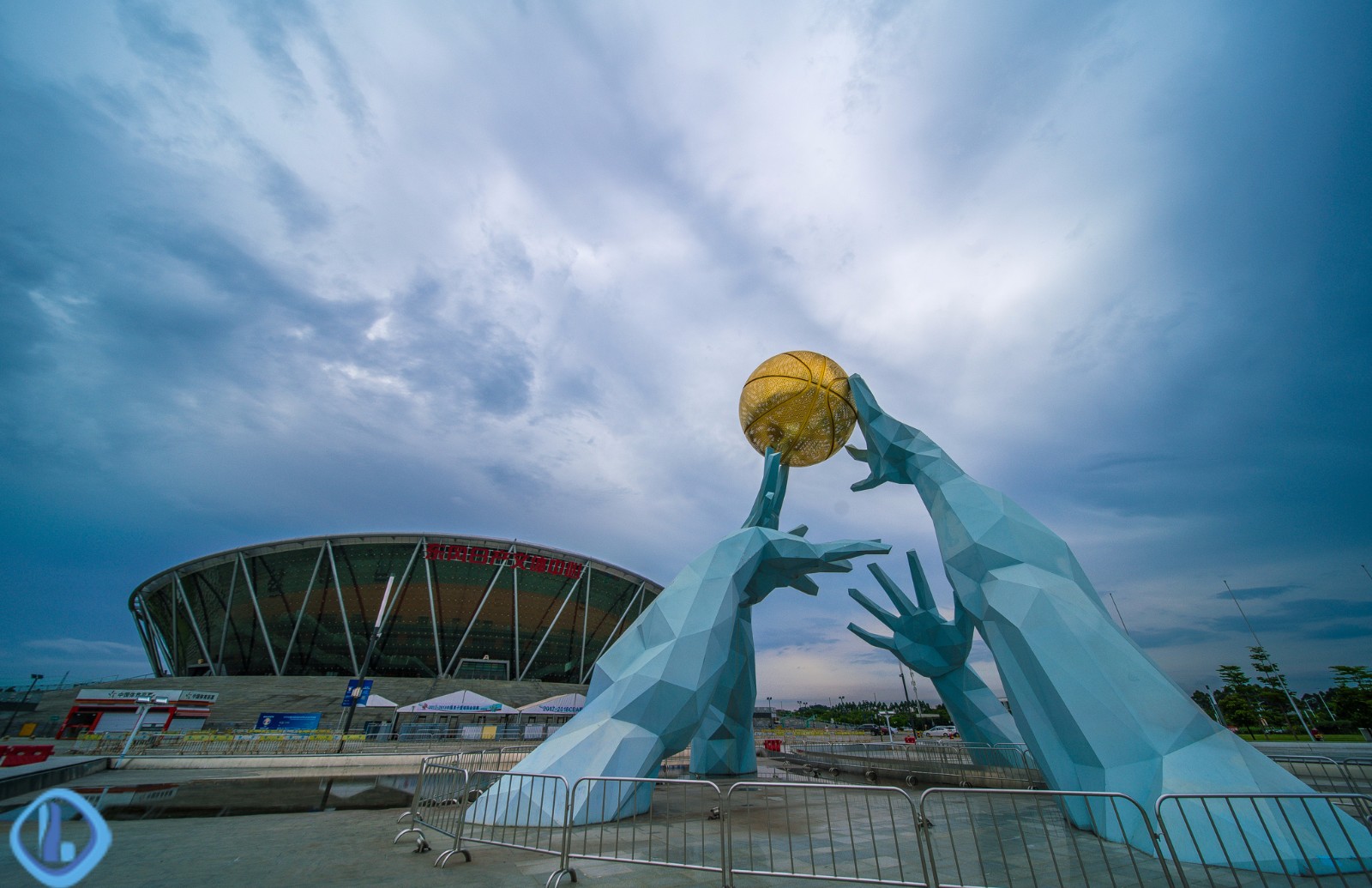 雨后东莞的篮球中心,美如"天空之境"