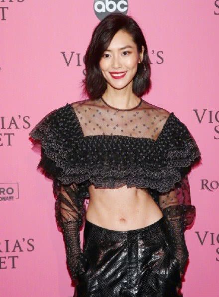 空降维密的刘雯,身材棒极了