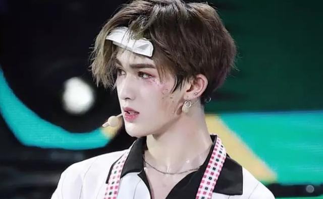 朱正廷舞台妆越来越仙却被网友吐槽:戴耳线化浓妆,少年气息呢?