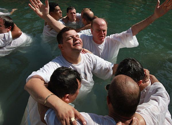 据报道,居住在巴西的印第安人这种有趣的风俗就是洗澡,洗澡和吃饭是