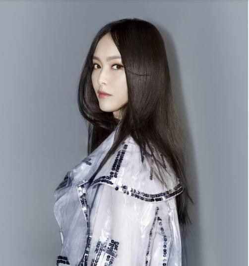 唐嫣只不过是换了一款黑长直中分发型,气质就变得大不一样了!