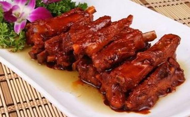 正文  2,把水烧开,将排骨放进沸水煮1分钟,倒掉血水;   3,锅中放入