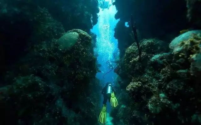 这个大蓝洞直径有 1000 英尺,400 英尺深,看起来就像是要把人们吸进去