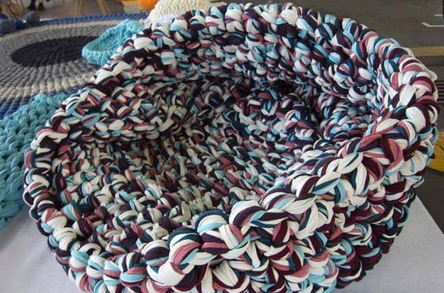 意大利男孩用废弃布条织沙发抱枕, 人帅手还巧|编织品|布条|男孩_新浪