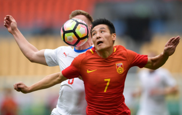 国足的表现令人失望,连续2场比赛都出现了让人匪夷所思的业余级停球