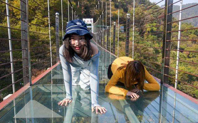 玻璃桥变成了"走光桥",站在桥下一览无余,记得以后别忘穿裤子