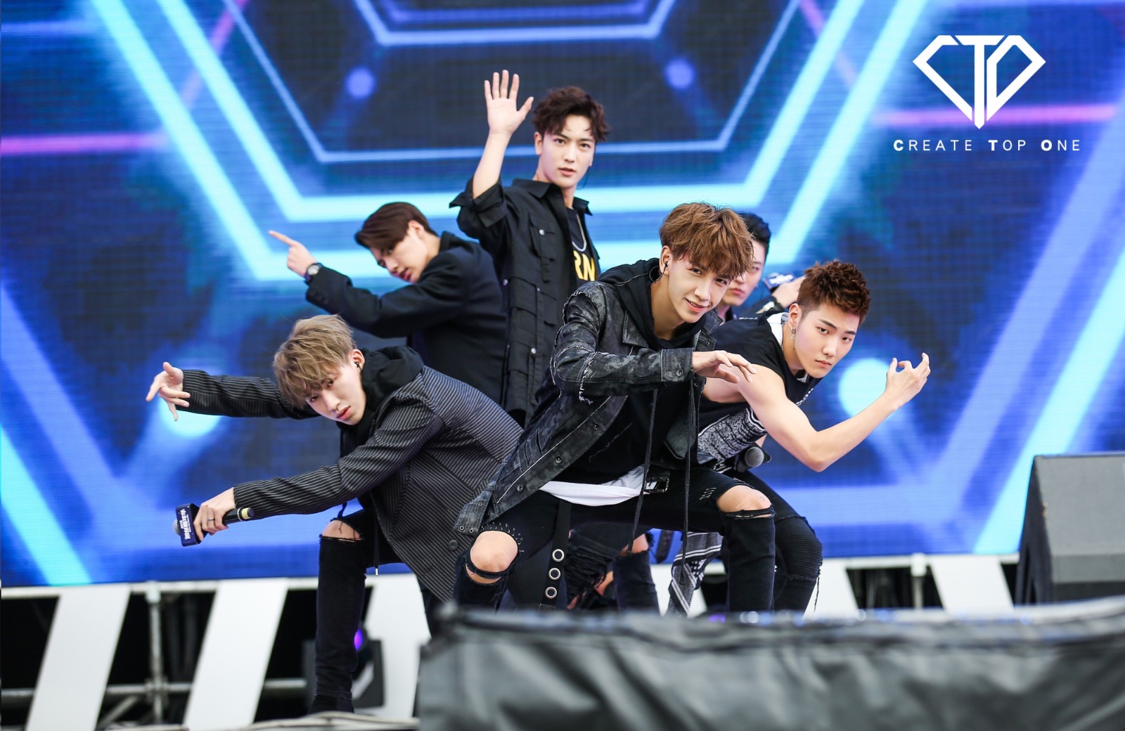 t.o男团内地首秀全开麦 雨中唱跳躁动全场