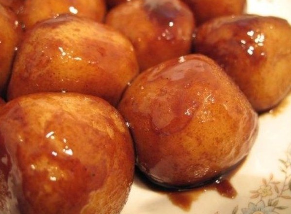 最好是能将汤圆煮得有一点点破,这样就可以流一点含糖的汤汁出来,味道