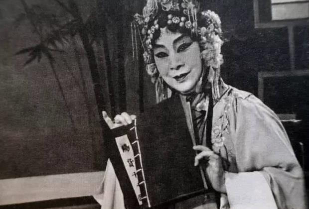 赵秀英到来后,在名演员张子林,刘朝福,王润枝,司凤英等的帮助下,学习