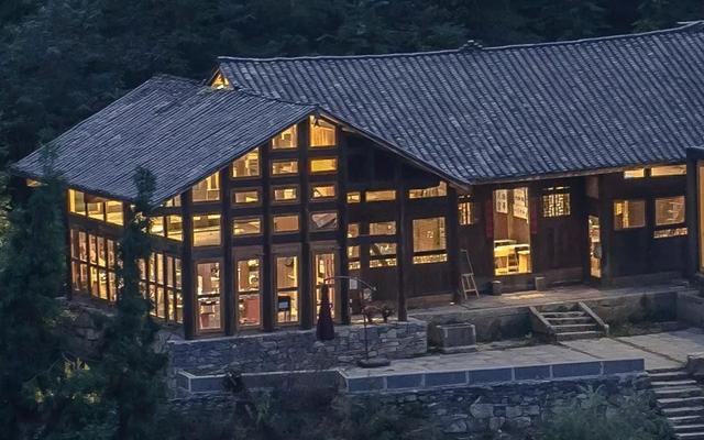 老木屋的新生游客们的乡村景点