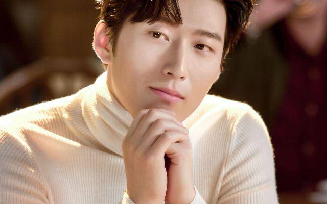 他儿时家产被盗,16岁开始打工,被张艺谋选中开始演艺事业