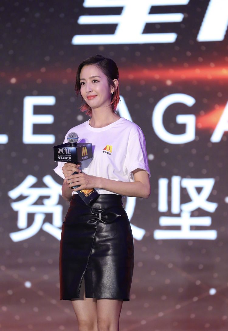 同样的简约白t佟丽娅则是选择了搭配经典皮裙,一身娴熟装扮的她尽显