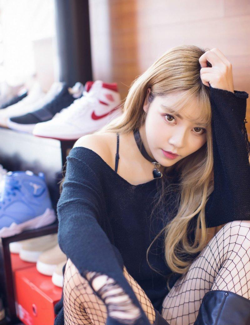 时尚美女穿搭渔网袜秀美腿让人眼前一亮引领今夏潮流