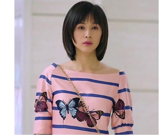 曲筱绡精灵古怪的性格配上这样的穿搭,真的是非常好看.