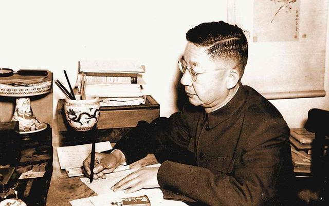 生活作风问题严重:郭沫若年轻的时候,走到哪里风流到哪里,据说他青年