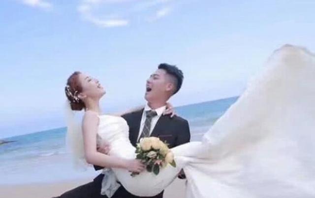 在海边拍婚纱照新娘要求公主抱,晒出婚纱照后新郎却意外地火了