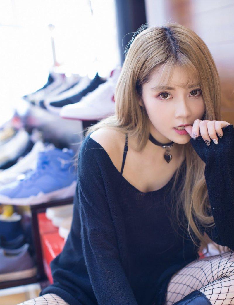 时尚美女穿搭渔网袜秀美腿让人眼前一亮引领今夏潮流