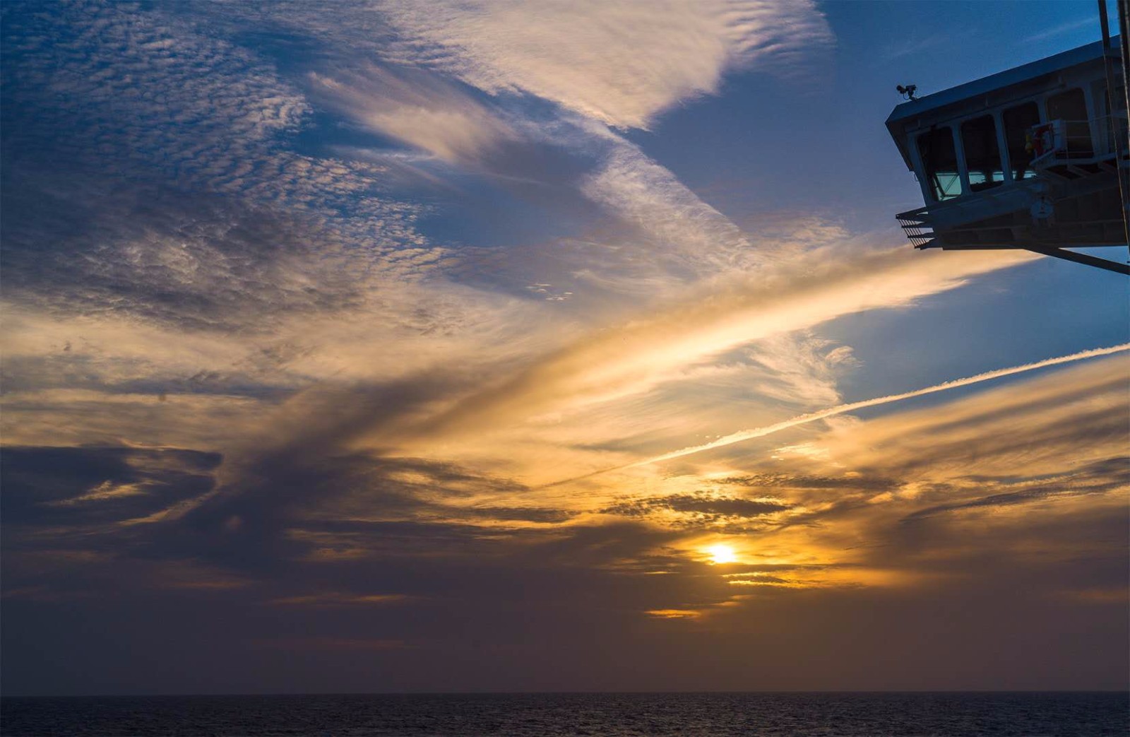 这一刻,沉醉在海上唯美的落日晚霞里_新浪看点