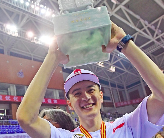 杨鸣宣布退役!cba第一帅哥终圆冠军梦,这14年值了!