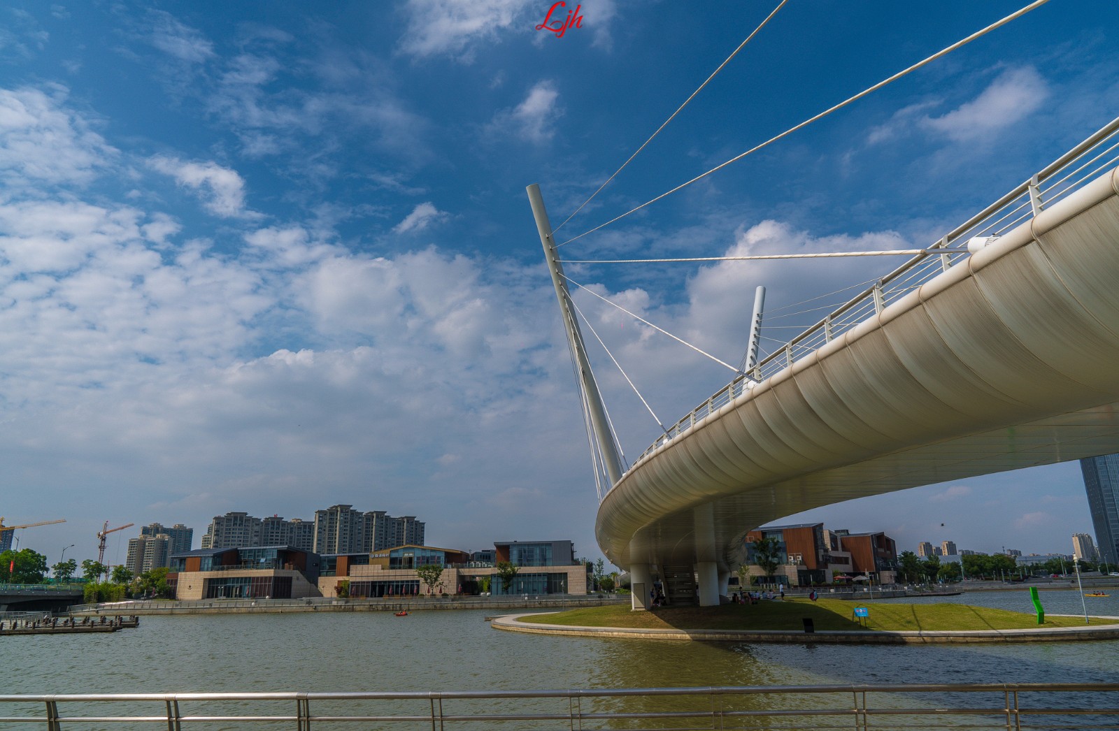 无锡东大门一座舞桥横跨映月湖