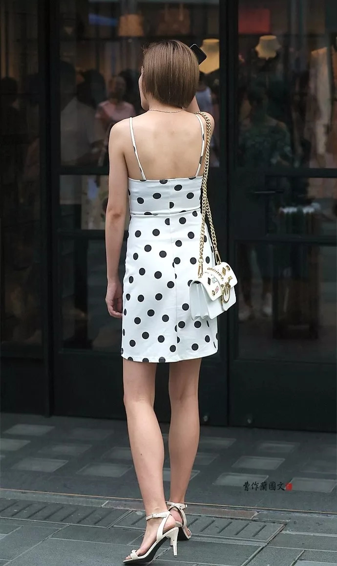 后背的设计很复杂,好像还需要别人帮忙才能系上这么多带子.