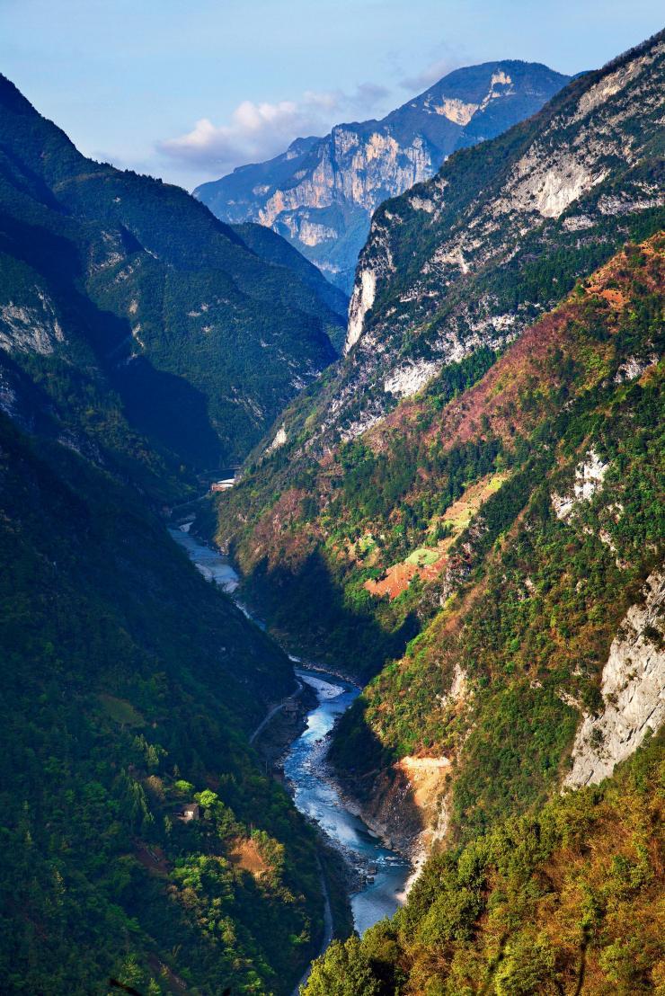 巴山大峡谷位于四川省东北部与陕西省,重庆市交界的大巴山脉,植被丰富