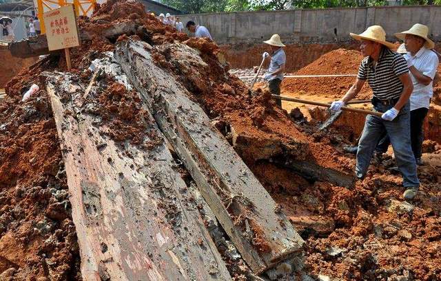 拆迁工地发现古墓群,考古人员挖掘到一半,停住不动了?