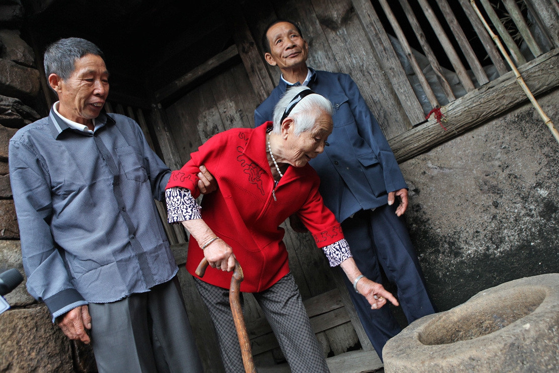 10岁被送走的她，86年后找到老家，父母60年前已离世|老人|老家|院桥镇|父母|东方_新浪新闻