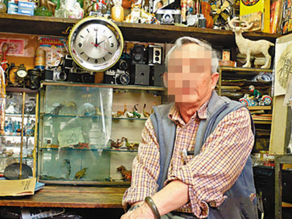 大爷收废品捡到一枚老硬币,古董店老板出价百元,却说赚大了!