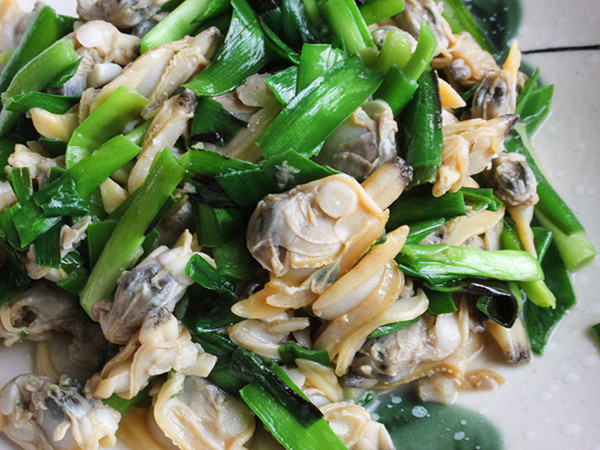 装盘8.软乎了加蛤蜊肉7.锅中热油先下韭菜白.炒几下加入韭叶6.