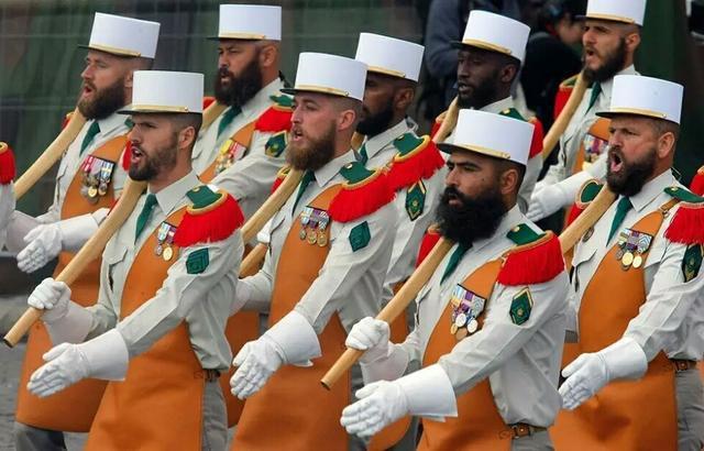 当然祖传的不止是红裤子▲这是昨日阅兵时的法军,红裤子就是法兰! !